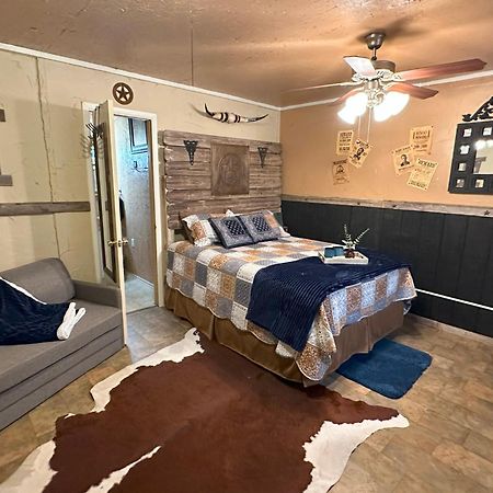 Acorn Hideaways Canton Rustic Old West Frontier Suite Exterior photo