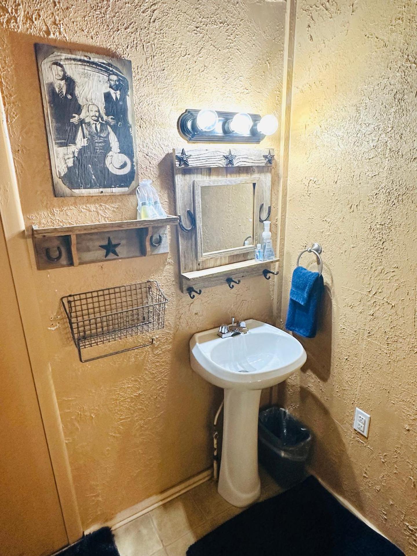 Acorn Hideaways Canton Rustic Old West Frontier Suite Exterior photo