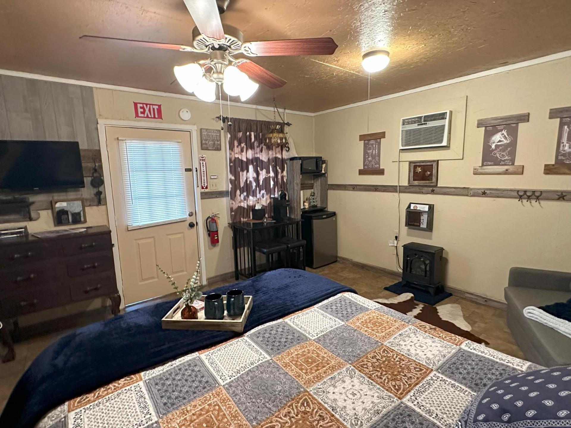 Acorn Hideaways Canton Rustic Old West Frontier Suite Exterior photo