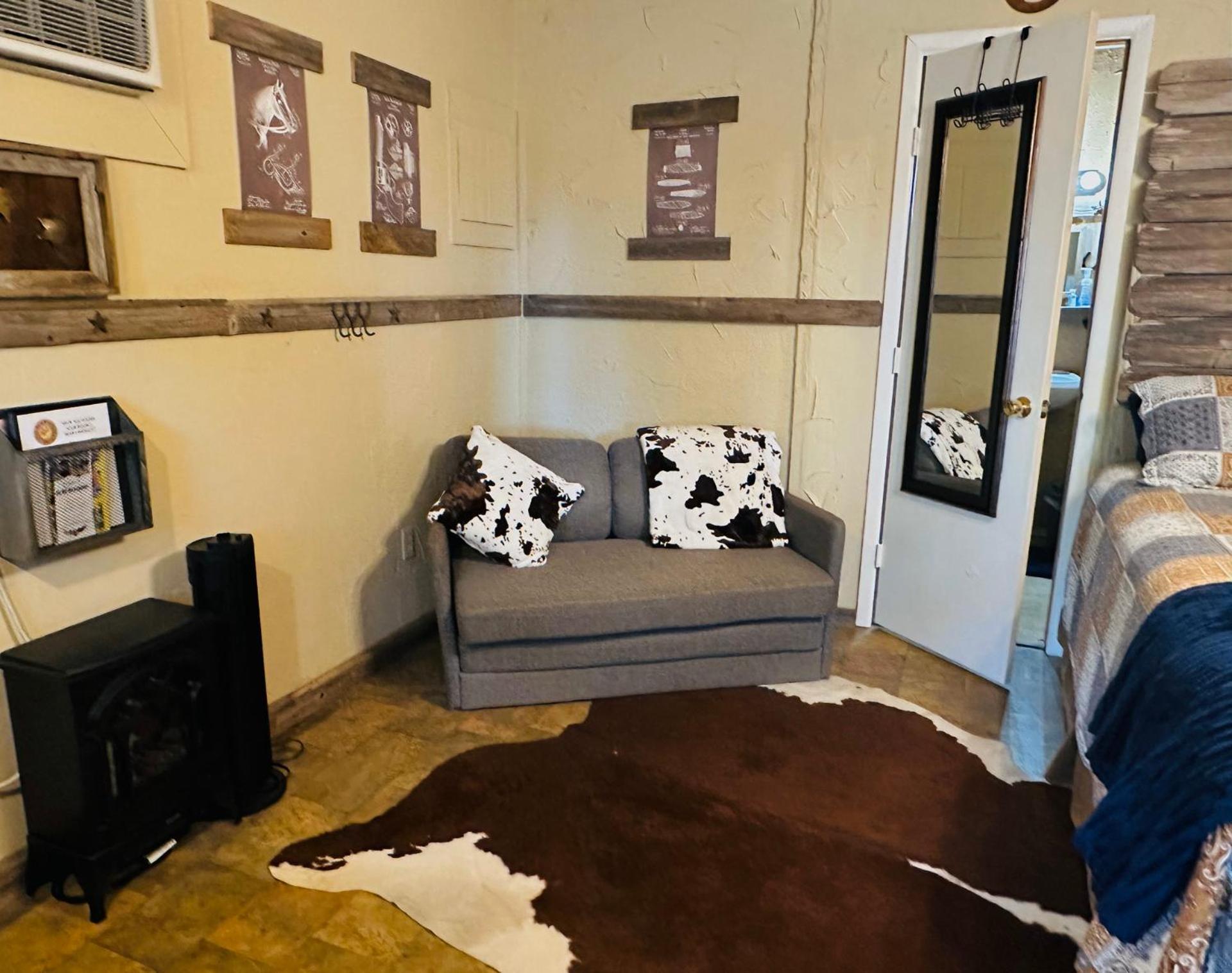 Acorn Hideaways Canton Rustic Old West Frontier Suite Exterior photo