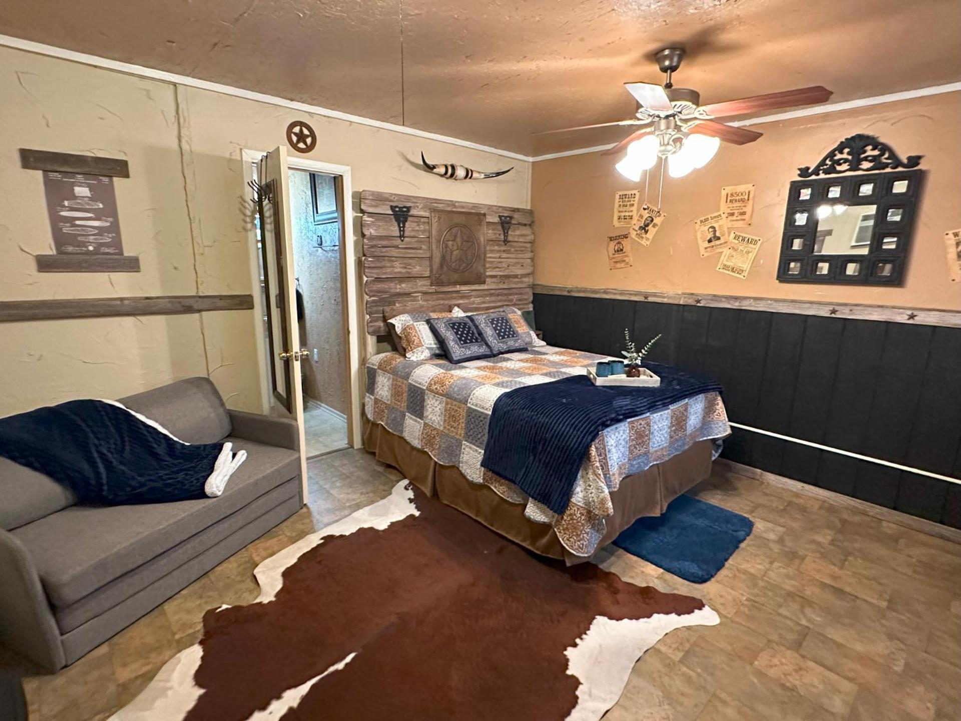 Acorn Hideaways Canton Rustic Old West Frontier Suite Exterior photo